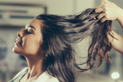 Najčastejšie chyby pri starostlivosti o vlasy - vyhnite sa im doma aj v kaderníctve!
